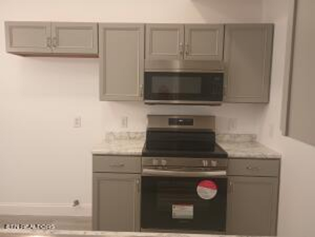 Building Photo - Knoxville 37931 - 2 bed 2 bath - contact J...