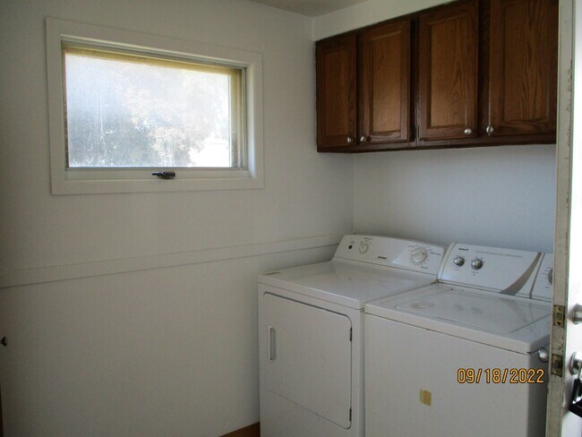 Building Photo - 8785 S Corcoran Rd