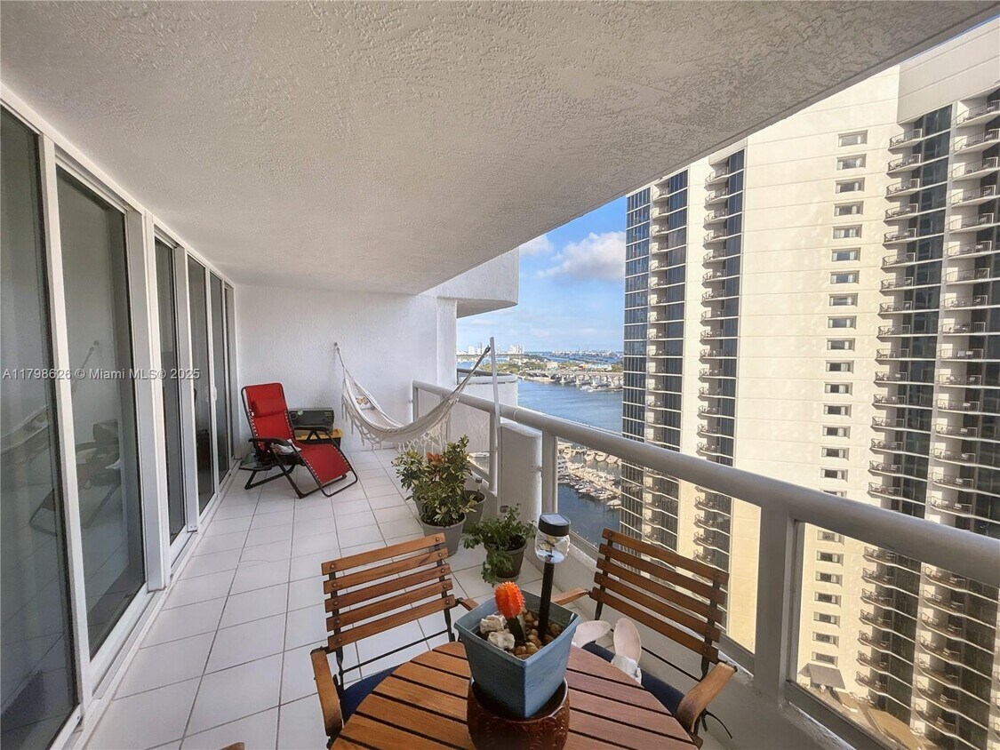 Foto principal - 1717 N Bayshore Dr