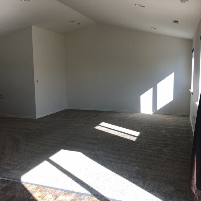 Building Photo - Cozy Home with Private Backyard!