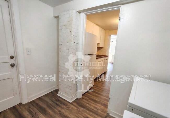 Building Photo - 910 S Crest Rd