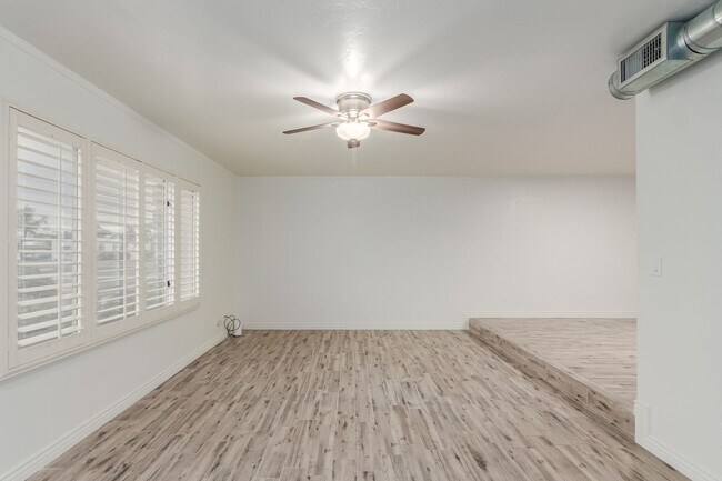 Foto del edificio - Split Level 4 Bedroom 2 Bathroom in Scotts...