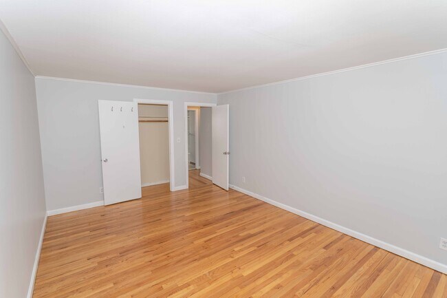 Building Photo - 205 Quaker Ln S