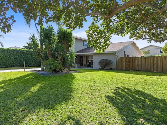 Foto del edificio - 4610 Pine Tree Dr
