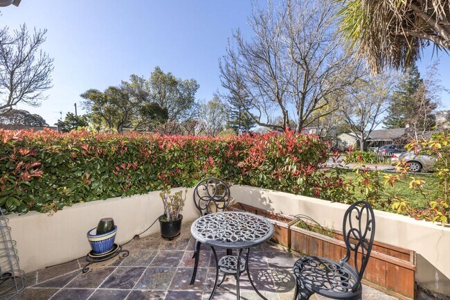 Foto del edificio - 5 Bed, 4.5 Bath Executive Home w/ Designer...