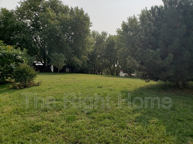 Building Photo - 418 3rd Ter