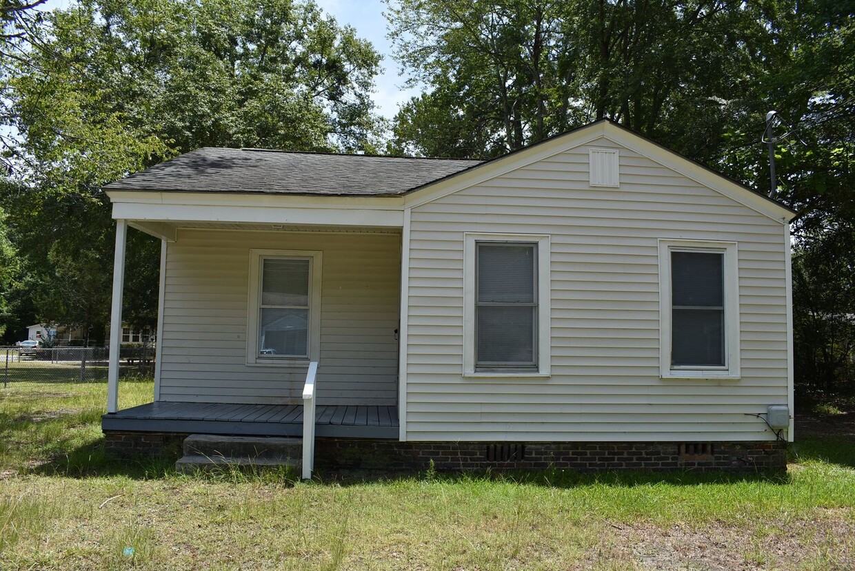 Primary Photo - Convenient to downtown