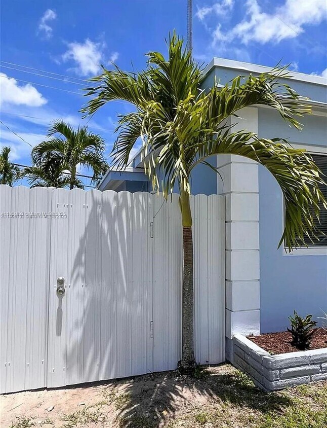 Foto principal - 7680 Taft St