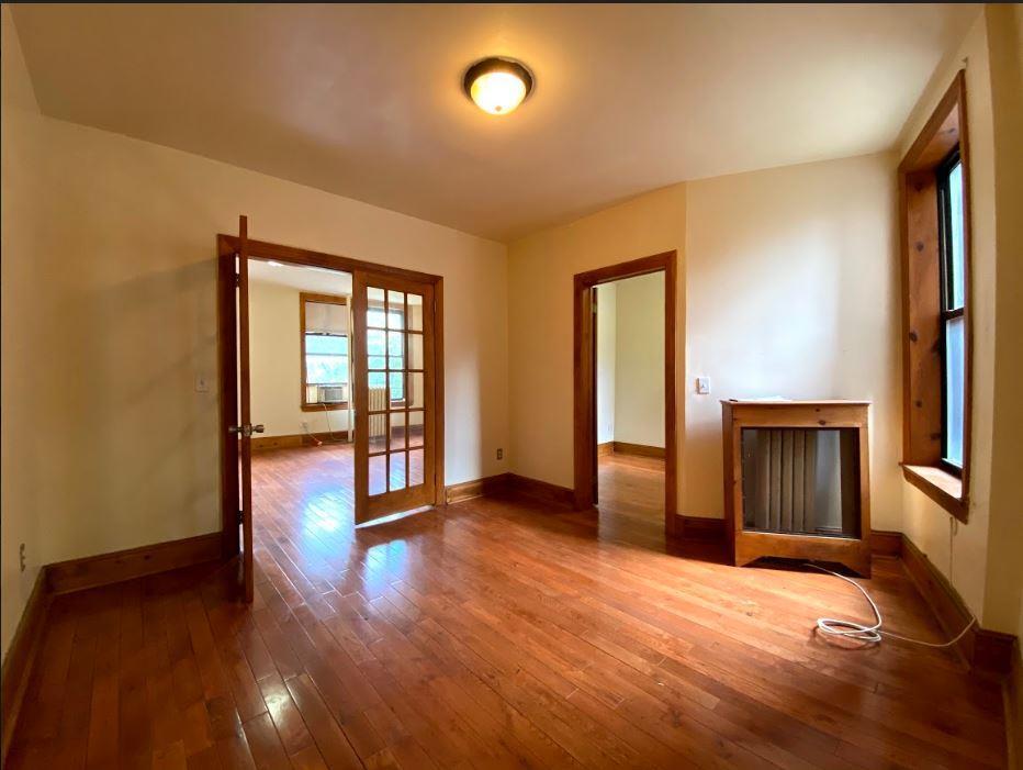 Primary Photo - 254 Manhattan Avenue