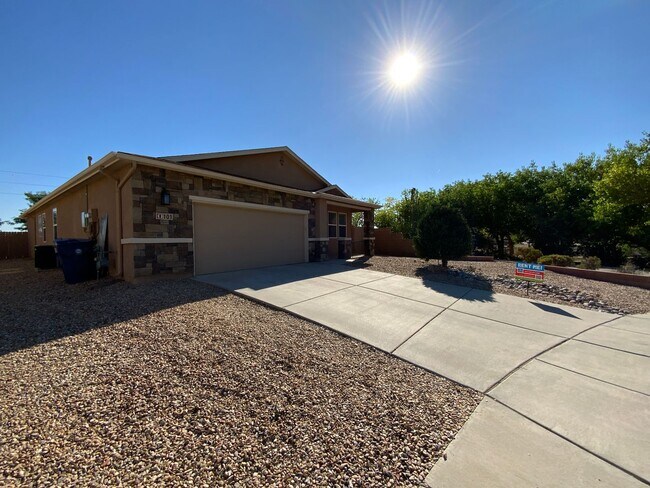 Foto del edificio - 4 Bedroom Single Story Home Available Near...