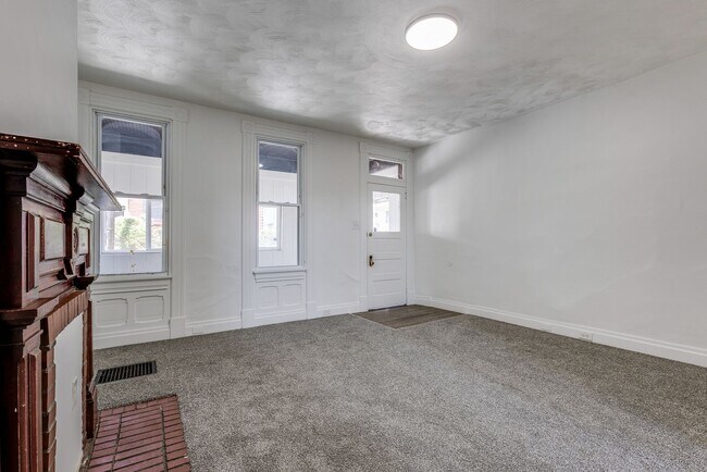 Foto del edificio - AVAILABLE NOW - Beautifully RENOVATED 3 Bedroom Home w/ TONS of Natural Light!