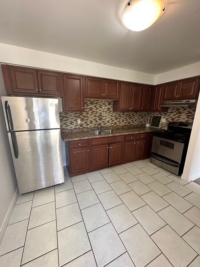 Building Photo - Large 3 Bedroom Townhouse Available