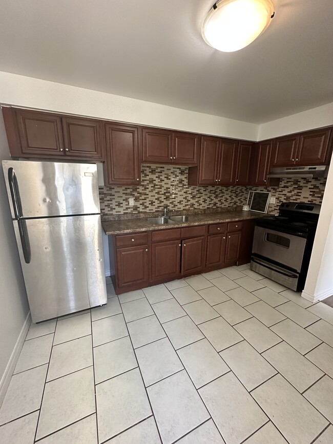 Building Photo - Large 3 Bedroom Townhouse Available