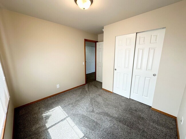 Building Photo - 4 Bed 2 Bath Home with Garage and Yard