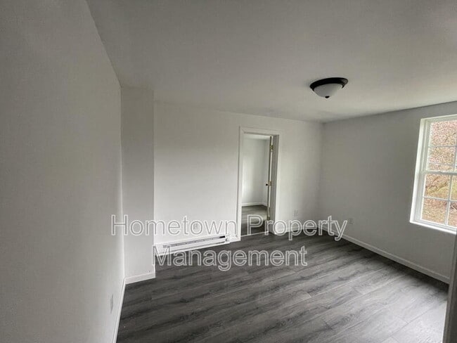 Foto del edificio - 252 River Rd