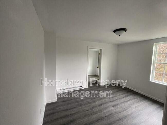 Building Photo - 252 River Rd