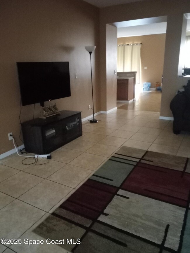 Building Photo - 561 Lambert St SW