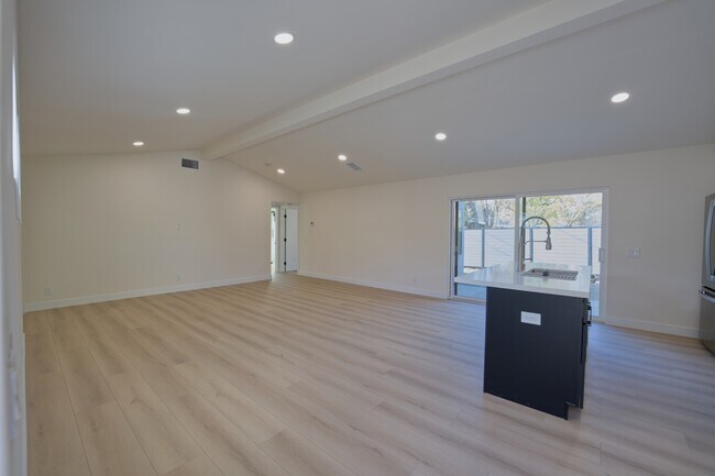 Foto del edificio - 6411 Gentry Ave