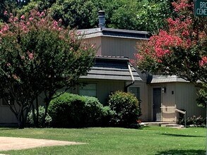 Building Photo - 710 Castle Ridge Rd