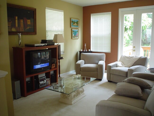 Building Photo - 3002 Pointeview Dr