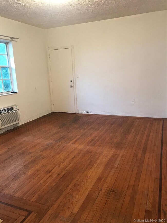 Building Photo - 1307  Euclid Ave 4 Miami Beach Fl 33139