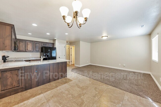 Foto del edificio - 956 N Rainbow Dr