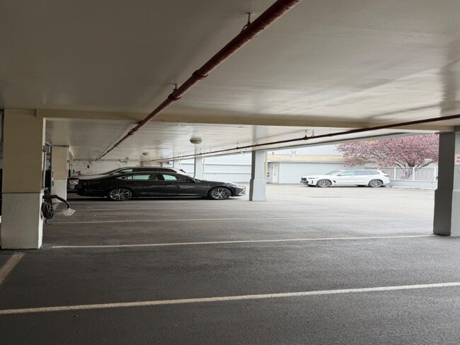 Foto del edificio - 3112 Emmons Ave