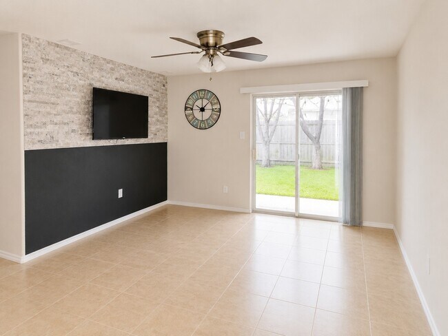 Foto del edificio - 1518 Perennial Ln