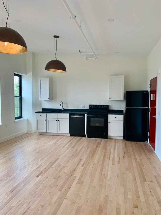 Building Photo - 146 Main St