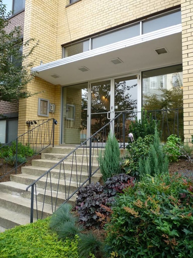 Primary Photo - 305 C St NE