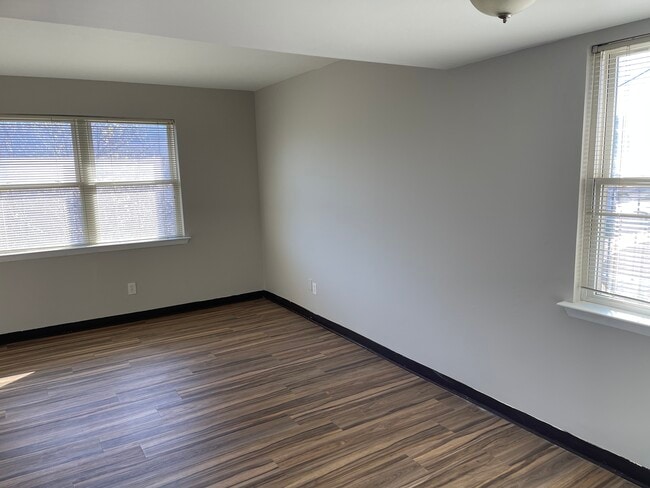 Building Photo - 1512 11th Ave N