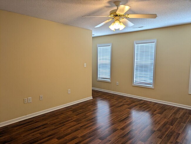 Building Photo - Great Mooresville Location!