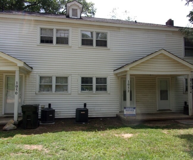 Building Photo - Recently Renovated 2 Bedroom 1 1/2 Bath Townhome - 1 Block from Winthrop