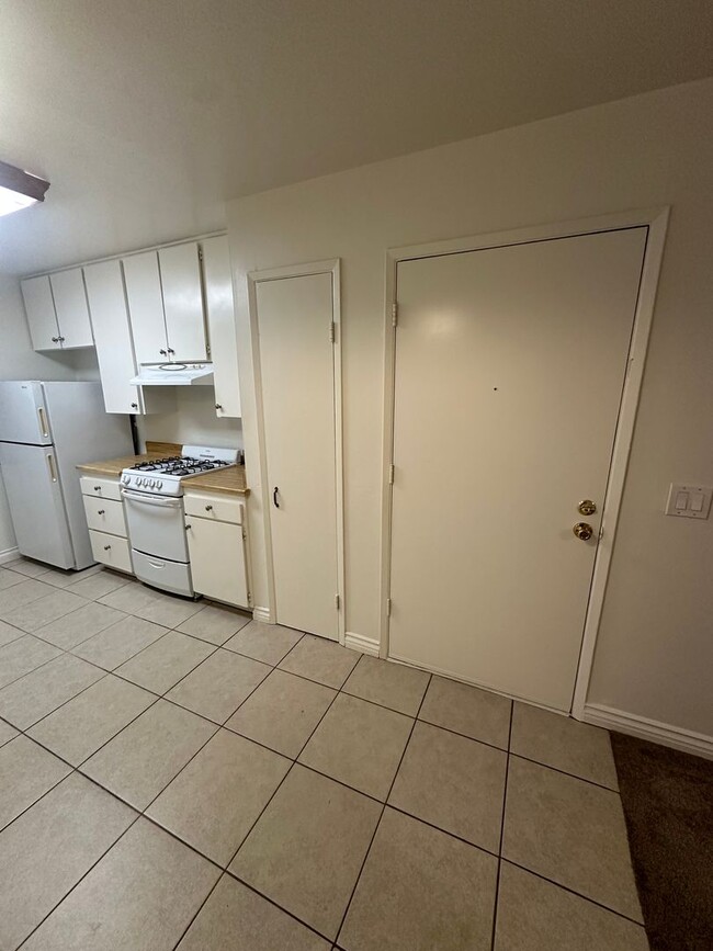 Building Photo - Upstairs 2BD/1BA Condo with 1 reserved cov...