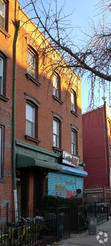 Building Photo - 173 Montrose Ave