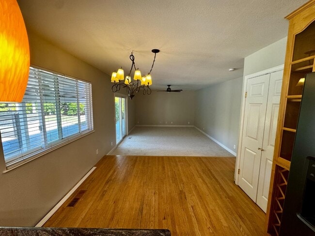 Building Photo - 1318 Deb Ct