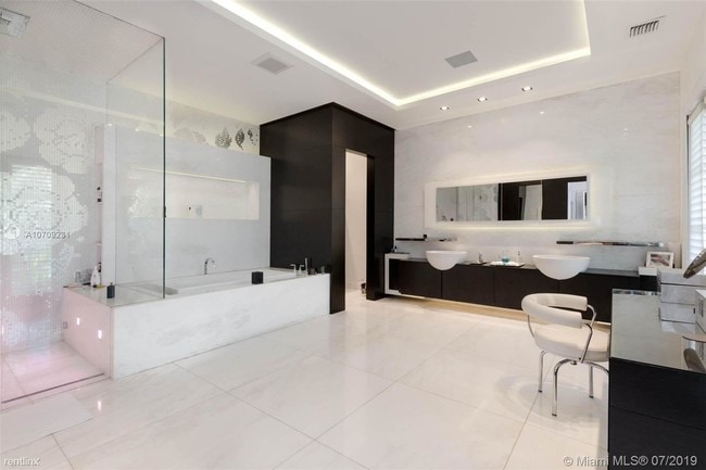 Building Photo - 6 br, 6.5 bath House - 5450 Banyan Trl