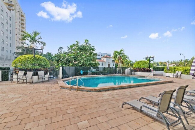 Foto del edificio - 3200 Collins Ave
