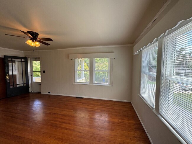 Foto del edificio - West AVL - Two Bedroom Bungalow Just off H...