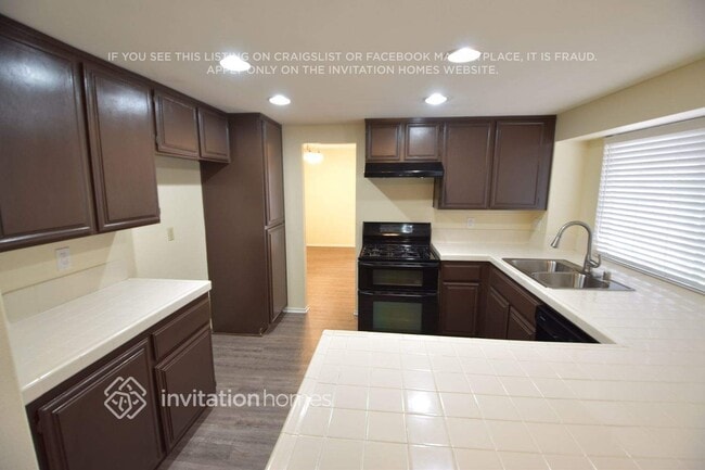 Building Photo - 45613 Clubhouse Dr