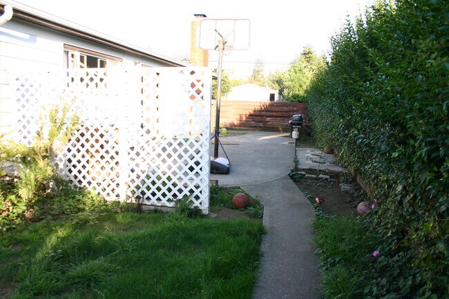Building Photo - Cutten 3 bedroom 2 bath, sunny patio, 2 ca...