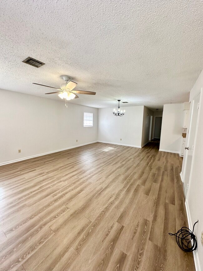 Building Photo - 308 Cottonwood Dr