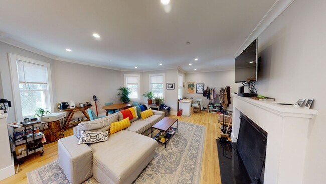 Building Photo - 3Br/2Bth, Great location! Walk to T, parks, reservoir.