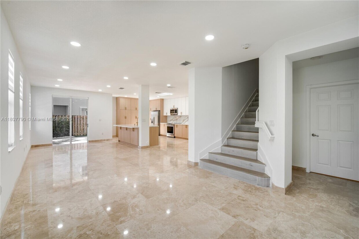 Foto principal - 7500 NW 107th Pl
