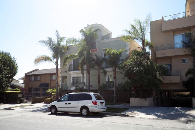 Building Photo - 4736 Elmwood Ave