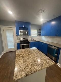 Building Photo - 2747 Poinsettia Dr