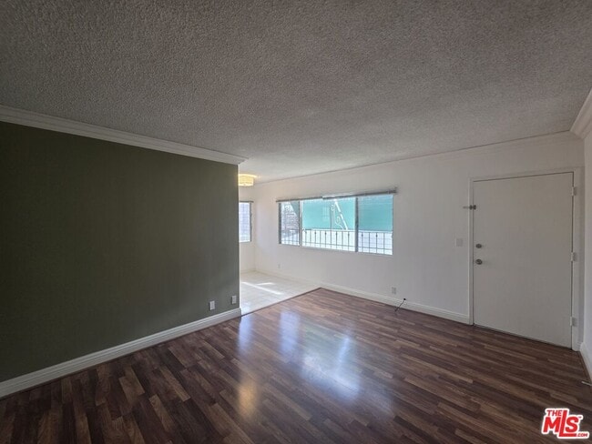 Foto del edificio - 1721 Armacost Ave