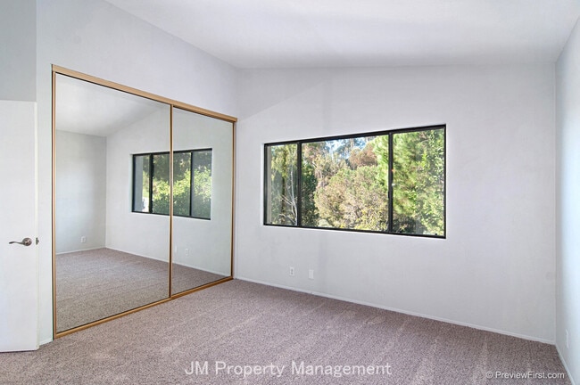 Building Photo - Detached home in La Jolla Colony!