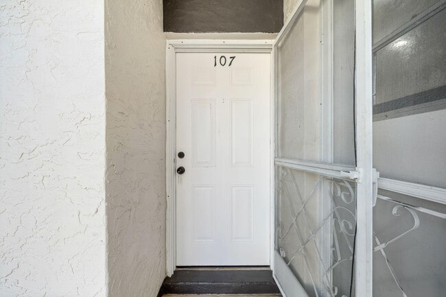 Building Photo - 2 Greenway Village N