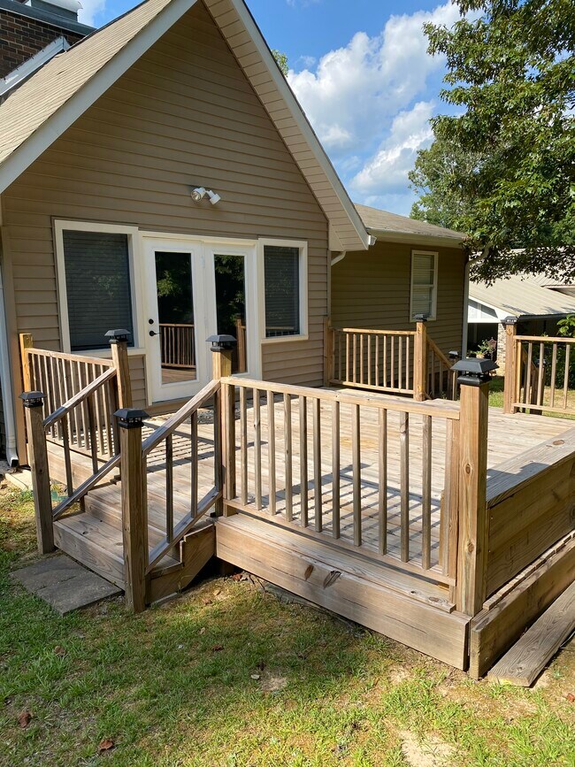 Back deck - 1401 Laurin St